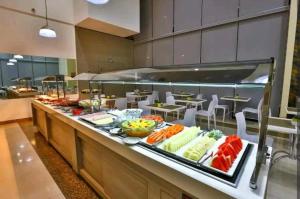 a buffet line with many different types of fruits and vegetables at Lindo Flat 10° andar aconchegante em Brasilia in Brasilia