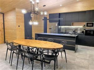 a dining room with a table and chairs in a kitchen at Parcela Casas Modernas Alto la Campana in Granizo