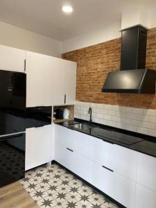 a kitchen with white cabinets and a sink in it at NUEVO apartamento céntrico Casa Felipa in Zamora