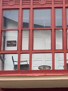 a red window with a table and chairs in front at NUEVO apartamento céntrico Casa Felipa in Zamora