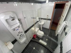 Hotel Don Saul في باستو: حمام صغير مع دورتين مياه ومغسلة