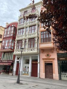 a pink building on a city street with a street light at NUEVO apartamento céntrico Casa Felipa in Zamora