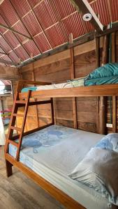 מיטה או מיטות קומותיים בחדר ב-Hostal velero relax