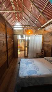 ein Schlafzimmer mit einem großen Bett in einem Holzzimmer in der Unterkunft Hostal velero relax in Santa Marta
