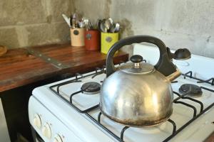 uma chaleira de chá em cima de um fogão em Aldea Cumelén em Campos Salles