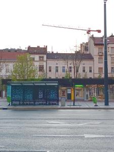 een bushalte aan de kant van een stadsstraat bij Yes, yes! lovely apartment good amenities Budapest center in Boedapest