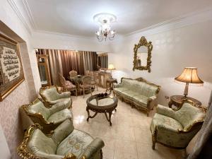 uma sala de estar com sofás e uma mesa em The Cozy Smoozy no Cairo