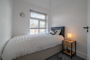 Letto o letti in una camera di Modern 5 bed home in Ealing, free driveway parking, sleeps 8