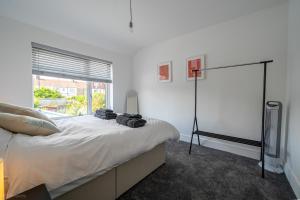 Letto o letti in una camera di Modern 5 bed home in Ealing, free driveway parking, sleeps 8