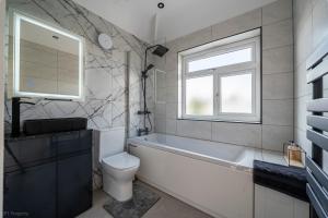 Bilik mandi di Modern 5 bed home in Ealing, free driveway parking, sleeps 8 +9 gambar