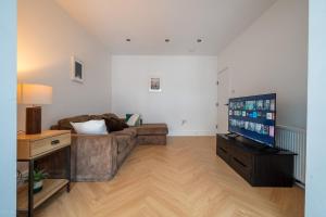 TV a/nebo společenská místnost v ubytování Modern 5 bed home in Ealing, free driveway parking, sleeps 8