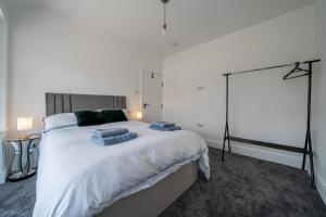 Cama o camas de una habitación en Modern 5 bed home in Ealing, free driveway parking, sleeps 8