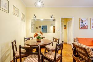 Un comedor con mesa y sillas en Apê Clássico e Aconchegante no Guarujá - 350 m da praia, en Guarujá