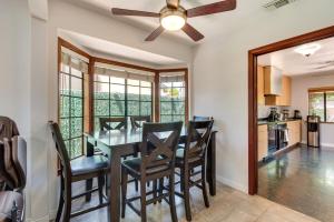 une salle à manger avec une table, des chaises et un ventilateur de plafond dans l'établissement Lake Balboa Home with Scenic Patio Near Van Nuys!, à Van Nuys