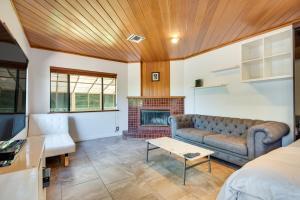 uma sala de estar com um sofá e uma lareira em Lake Balboa Home with Scenic Patio Near Van Nuys! em Van Nuys