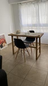 einen Holztisch und Stühle in einem Zimmer in der Unterkunft Castelli 630 in La Plata