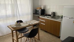 eine kleine Küche mit einem Tisch und einem Kühlschrank in der Unterkunft Castelli 630 in La Plata
