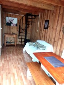 una camera con letto e pavimento in legno di Cabaña con muro de escalada a Pucón
