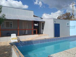 uma casa com piscina em frente a uma casa em Canto Almeida Olimpia em Olímpia