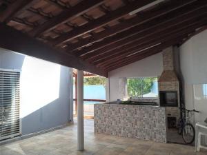 - un grand salon avec une cheminée dans une maison dans l'établissement Canto Almeida Olimpia, à Olímpia