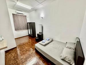 ein Wohnzimmer mit einem Sofa in einem Zimmer in der Unterkunft Shaleishah Homestey in Kuantan