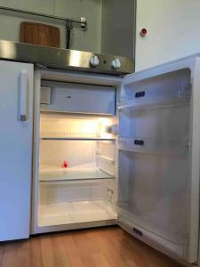 een lege koelkast met de deur open in een keuken bij Leilighet i Hamar sentrum in Hamar