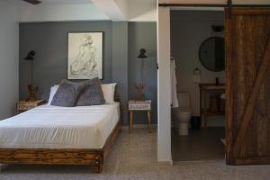 Letto o letti in una camera di The Serene House Bed & Breakfast