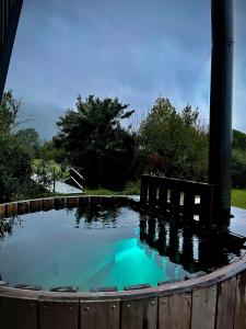 ein Pool mit blauem Wasser im Hof in der Unterkunft Aysén Lodge - Cabaña con Tinaja in Puerto Dunn