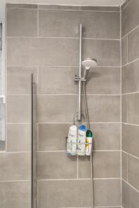 La salle de bains est pourvue d'une douche avec un pommeau de douche. dans l'établissement 1Bed, Ground floor, Private Entrance, à Édimbourg
