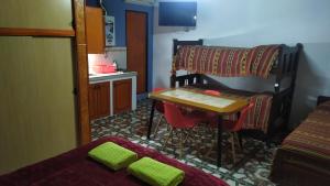 Habitación pequeña con mesa y cocina pequeña. en EL OASIS Habitaciones, en Córdoba