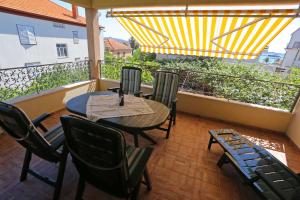 Ein Balkon oder eine Terrasse in der Unterkunft Sea View Apartments Pericic