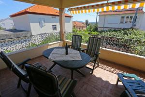 Ein Balkon oder eine Terrasse in der Unterkunft Sea View Apartments Pericic