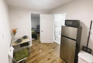 Una cocina o zona de cocina en Cozy Suite in Tampa