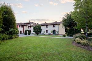 eine Außenansicht eines Hauses mit Hof in der Unterkunft La Corte San Lorenzo in Moscuzzano