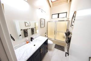 Vannituba majutusasutuses Private Pool & Spa-Beautiful Oceanview Home