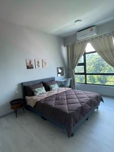 Кровать или кровати в номере Jesselton Quay Seaview Homestay near Suria Sabah by StayPlace