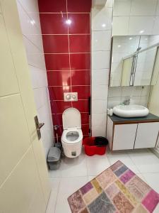 La petite salle de bains est pourvue de toilettes et d'un lavabo. dans l'établissement Şirinlevler /Büyük /Daire TEMİZ, à Istanbul