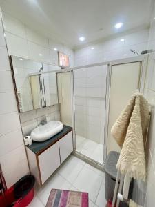 La petite salle de bains est pourvue d'un lavabo et d'une douche. dans l'établissement Şirinlevler /Büyük /Daire TEMİZ, à Istanbul