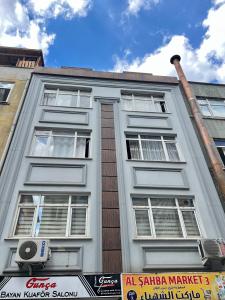 - un bâtiment blanc avec des fenêtres et un tuyau dans l'établissement Şirinlevler /Büyük /Daire TEMİZ, à Istanbul
