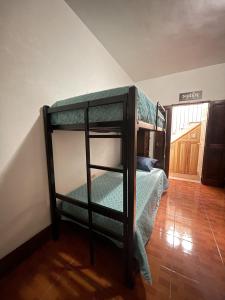Двухъярусная кровать или двухъярусные кровати в номере Zoola Suites Antigua