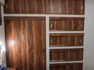 uma parede de armários de madeira num quarto em Suite Palma, Experiencia Única, Nómadas Digitales, Home Office o Vacacional em Tepotzotlán