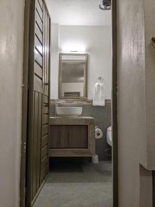 y baño con lavabo y espejo. en Suite Palma, Experiencia Única, Nómadas Digitales, Home Office o Vacacional, en Tepotzotlán