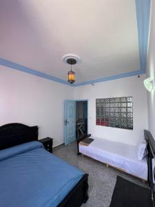 - une chambre avec deux lits et un plafond dans l'établissement Casa chaara, à Chefchaouen