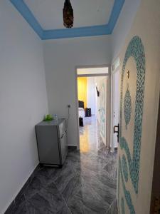 un pasillo con techo azul y una habitación en Casa chaara, en Chefchaouen