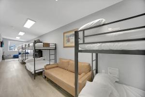Cette chambre comprend 3 lits superposés et un canapé. dans l'établissement Grand Canyon - Old West Home - Firepit - Sleeps 12, à Valle