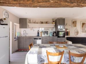 cocina y comedor con mesa y sillas en Cottage with independent studio in Molesme, en Villiers-les-Moines