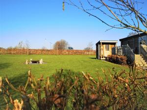 Zahrada ubytování Mobile Home in Ardennes near Forest & Sauna