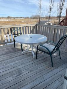 una mesa y dos sillas sentadas en una terraza en Winter Madness Vibes, en Sylvan Lake