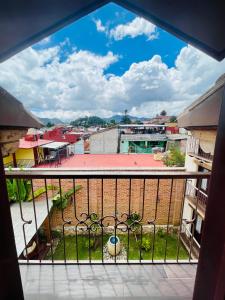 uma vista para um campo de ténis a partir de uma varanda em La Estancia em San Cristóbal de Las Casas