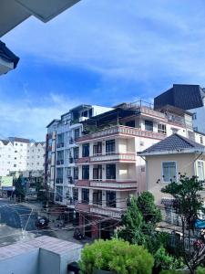 un edificio alto en una ciudad con una calle en Glory Gia Huy Hotel, en Da Lat